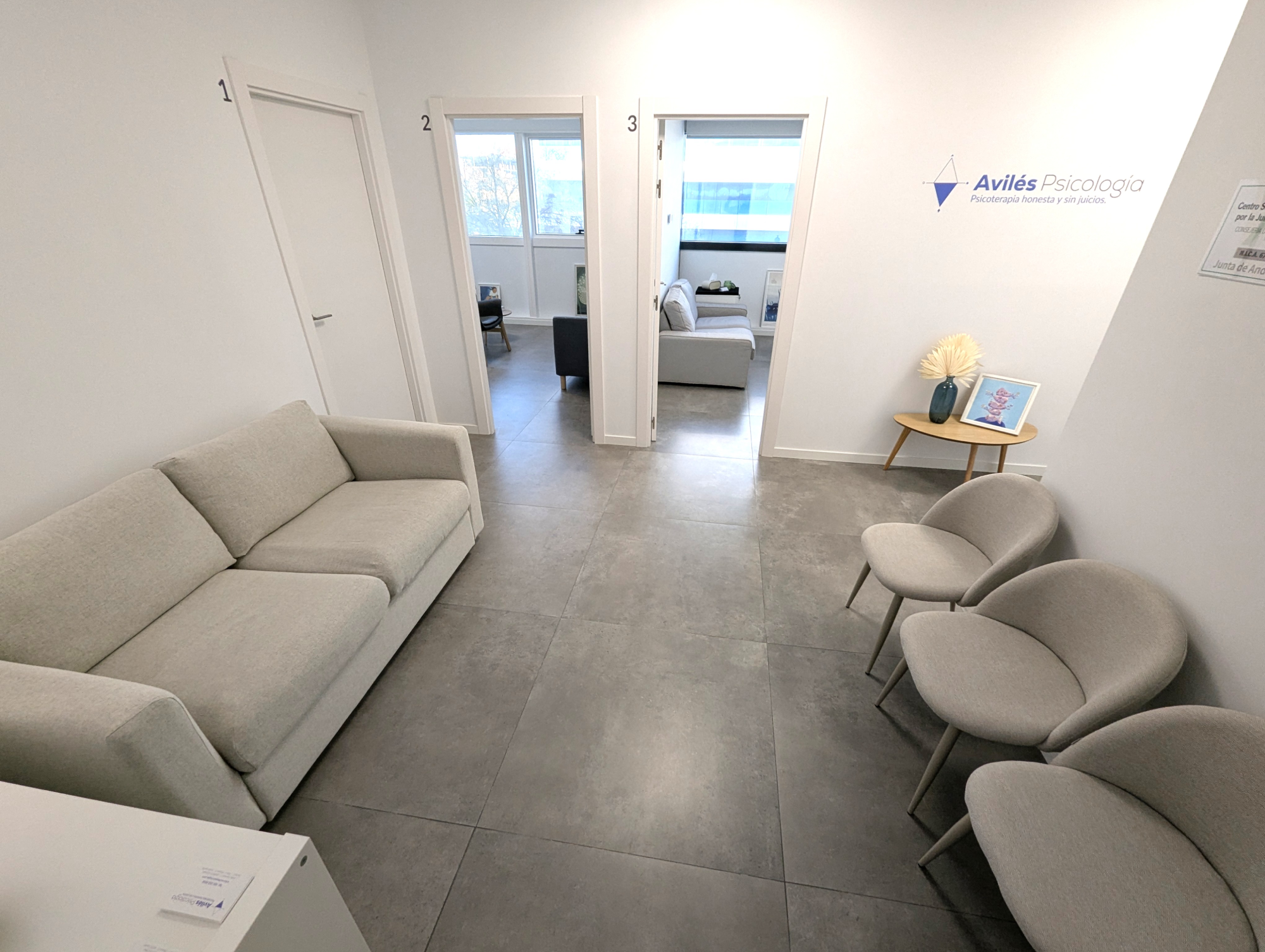 Sala de espera en centro de psicología Avilés Psicología