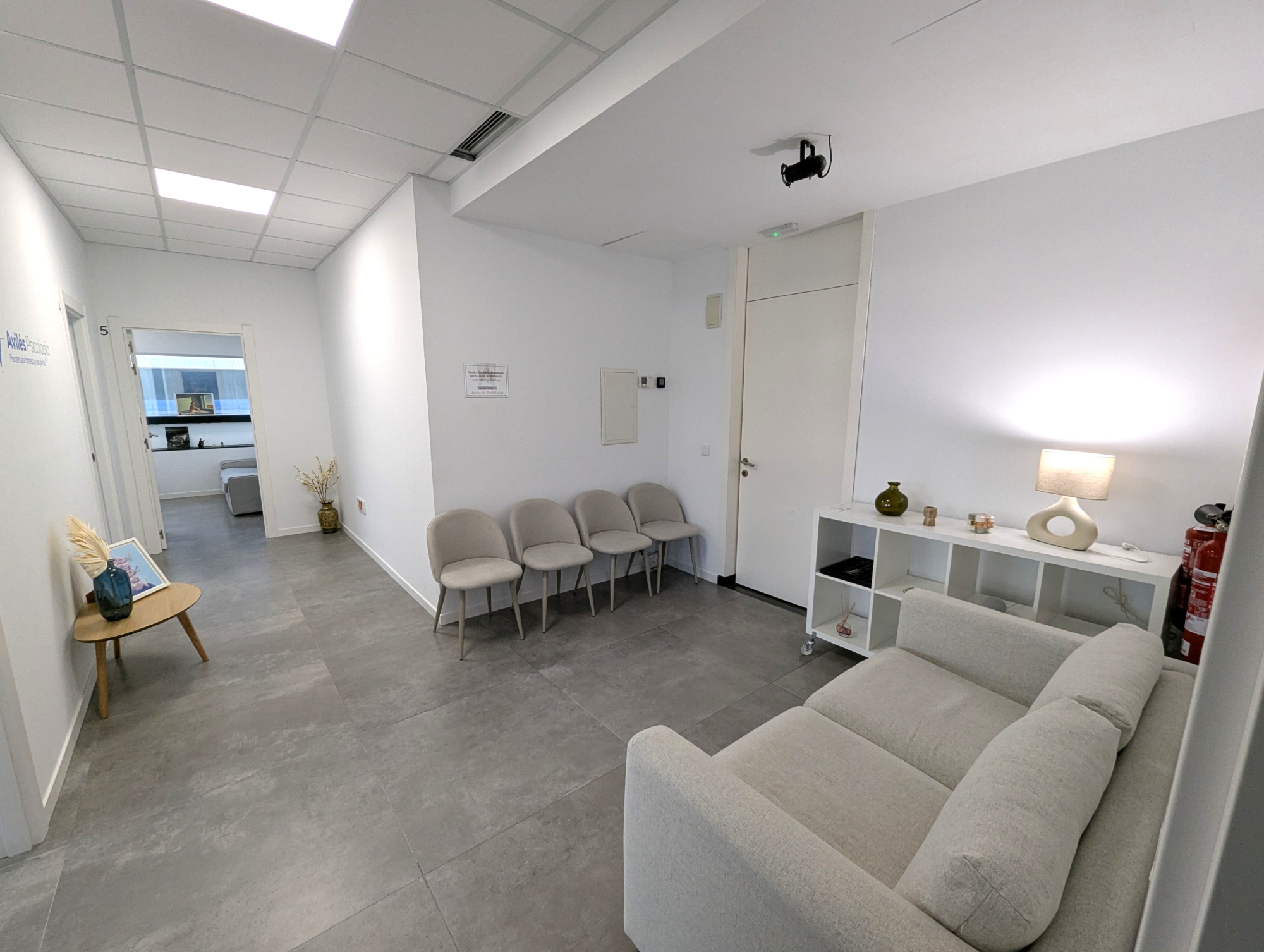 Sala de espera en centro de psicología Avilés Psicología, Sevilla